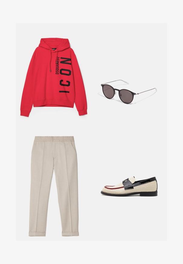 Roter Hoodie mit einer vorderen Kängurutasche, Kapuze mit Zugband und übergroßem schwarzen Textgrafik, mit dem brandmarkierten "DSQUARED2 ICON" an der Seite.; Filippa K TERRY CROPPED TROUSERS - Stoffhose - sage melange; Beige Slipper mit geprägtem Muster, rotem Akzentstreifen und glänzendem schwarzen Absatz. Mit einem Riemen mit Schnallendetail. Flache schwarze Sohle.; Schwarze runde Sonnenbrille mit dunklen Gläsern und schlanken Metallbügeln. Enthält klare Tempelspitzen und silberne Akzente am Scharnier. Minimalistisches Design.