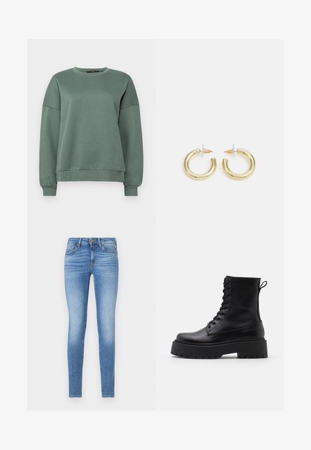 Vero Moda SONJA - Camisola - dark forest; Jeans de ganga azul claro, slim-fit, com cintura média, botão frontal e design de cinco bolsos.; Botas de couro pretas até ao tornozelo, com bico redondo, atacador na frente e uma sola de borracha espessa com um padrão texturizado. Alça na parte de trás.; Brincos em argola dourados com um acabamento liso e brilhante. Design circular com um pequeno pino e suporte transparente para um uso seguro.