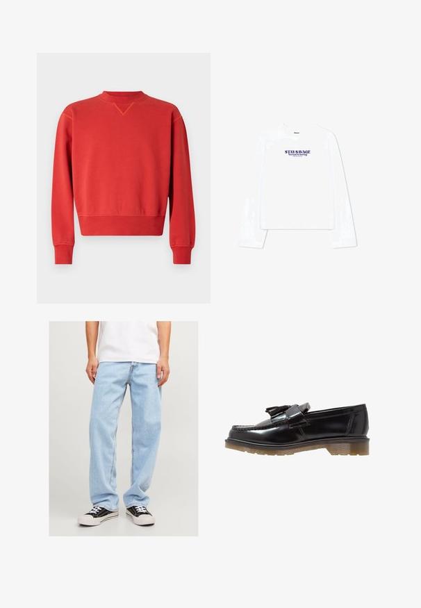Rød sweatshirt med rund halsudskæring og lange ærmer. Glat tekstur, ribbede manchetter og kant, prydet med en subtil V-søm detalje ved kraven.; Hvid langærmet t-shirt med rund halsudskæring og cropped design. Tekst trykt i lilla læser "STAY SAVAGE Normal er kedeligt."; Lyseblå denimjeans med en afslappet pasform, der har et lige ben-design og standard syning, kombineret med sorte sneakers.; Sorte patenterede læderslippers med et fletdesign, frynsedetalje og en kraftig, struktureret gummisål. Sidevinkel viser den slanke silhuet.
