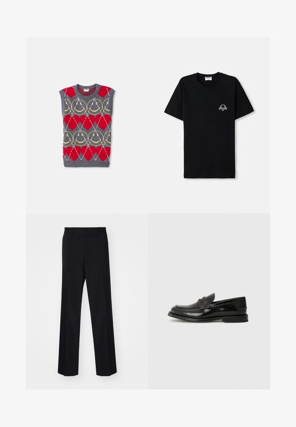 Ärmellose graue Strickweste mit roten Herzen, gelben Ketten und weißen diagonalen Linien in einem sich wiederholenden Muster, beschriftet mit Moschino.; Schwarzes Baumwoll-T-Shirt mit Rundhalsausschnitt. Besitzt ein kleines weißes grafisches Design auf der Brust. Kurze Ärmel und gerade Saum.; Schwarze, maßgeschneiderte Hose mit weitem Bein, ausgestattet mit einer glatten Textur und scharfen Falten, gefertigt aus einem gewebten Stoff.; Schwarze Lederloafer mit runder Zehenform, dekorativen Nähten und einer kleinen Klappe vorne. Flache Gummisohle mit minimalem Absatz.