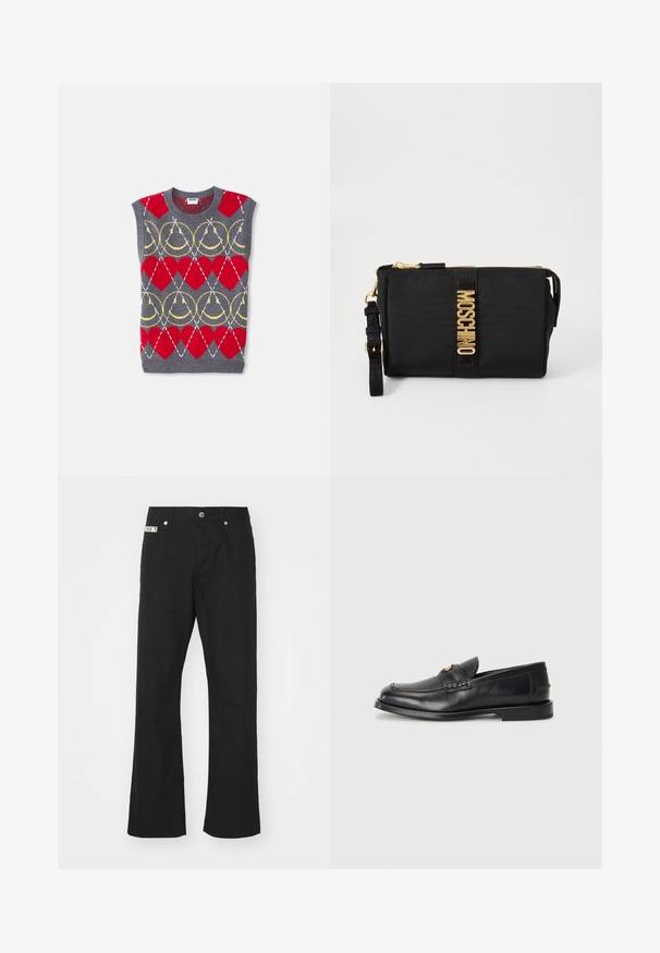 Ärmellose graue Strickweste mit roten Herzen, gelben Ketten und weißen diagonalen Linien in einem sich wiederholenden Muster, beschriftet mit Moschino.; Schwarze Baumwollhose mit geradem Bein, mit einem Frontknopfverschluss, zwei seitlichen Taschen und einem kleinen Markenetikett am Bund.; Schwarze Lederloafers mit runder Zehenform, genähten Details und einem kleinen goldenen Akzent an der Vorderseite. Die Sohle ist flach und unauffällig.; Schwarze Nylon-Clutch mit goldfarbenen Beschlägen, ausgestattet mit einem zentralen Logo-Streifen. Beinhaltet einen abnehmbaren Trageriemen und einen Reißverschluss für sichere Verwendung.