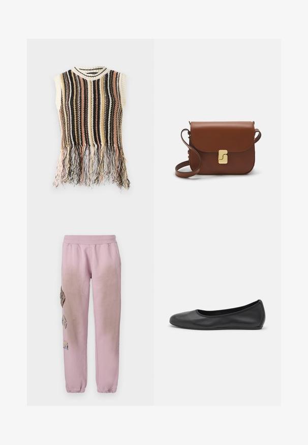 Stricktop ohne Ärmel mit vertikalen Streifen in Schwarz, Creme, Rosa und Gold. Mit einem fransigen Saum und einem gerippten Kragen.; Rosa Sweatpants mit elastischem Bund, verziert mit dekorativen Patches in Diamantform auf der linken Seite und elastischen Bündchen an den Knöcheln.; Schwarze Leder-Ballettschuhe mit abgerundeter Spitze, glatter Textur, minimalen Nähdetails und einem flexiblen Sohlen-Design.; Braune Ledertasche mit Klappenverschluss, Beschlägen in Goldfarbe, einem Schultergurt und einer glatten Oberfläche. Kompakte rechteckige Form.