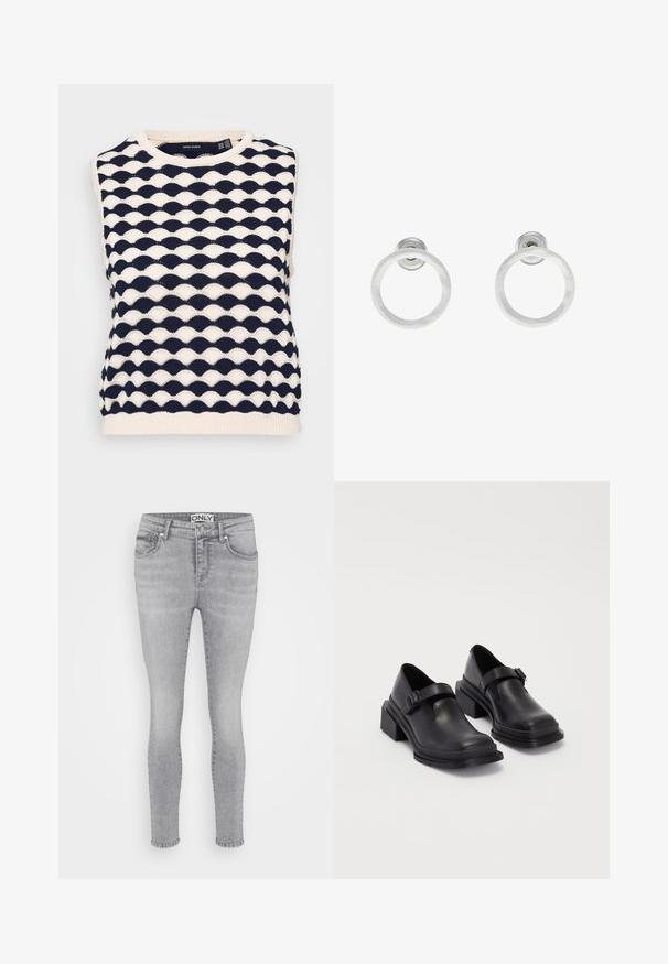 Mornarsko plava i krem slatka bez rukava, pletena puloverica s teksturiranom valovitom šablonom. Okrugla izreza i rebrasti rub. Izrađena od mekanog pletenog materijala.; Sive traperice uskog kroja s pet džepova, zatvaranjem na gumb i petljama za remen. Tkanina ima glatku teksturu i blago izblijeđenu boju.; Crne kožne cipele s okruglim vrhom, ravnim đonom i remenom s detaljem kopče. Debeli blok peti za dodatnu stabilnost.; Srebrne metalne naušnice u obliku prstena s brušenom teksturom, s kružnim dizajnom i prozirnom vrstom kopče za sigurno nošenje.