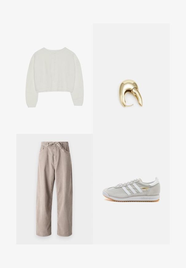 Fehér, rövidített pulóver, kábel kötött textúrával, széles ujjakon és kerek nyakkivágással, hátul textúrált mintázattal.; Beige bordás nadrág laza fazonnal, állítható derekkal, két elülső zsebbel és függőleges bordázott textúrával.; Világosszürke sportcipő velúr és hálós anyagból, három fehér csíkkal, kerek orral és gumi talppal. Arany logó dísz a fűzők közelében.; Aranyszínű fém fülbevaló, elegáns, ívelt formával. Különleges hegyes alak, fényes felszín és zsanéros záródás jellemzi.