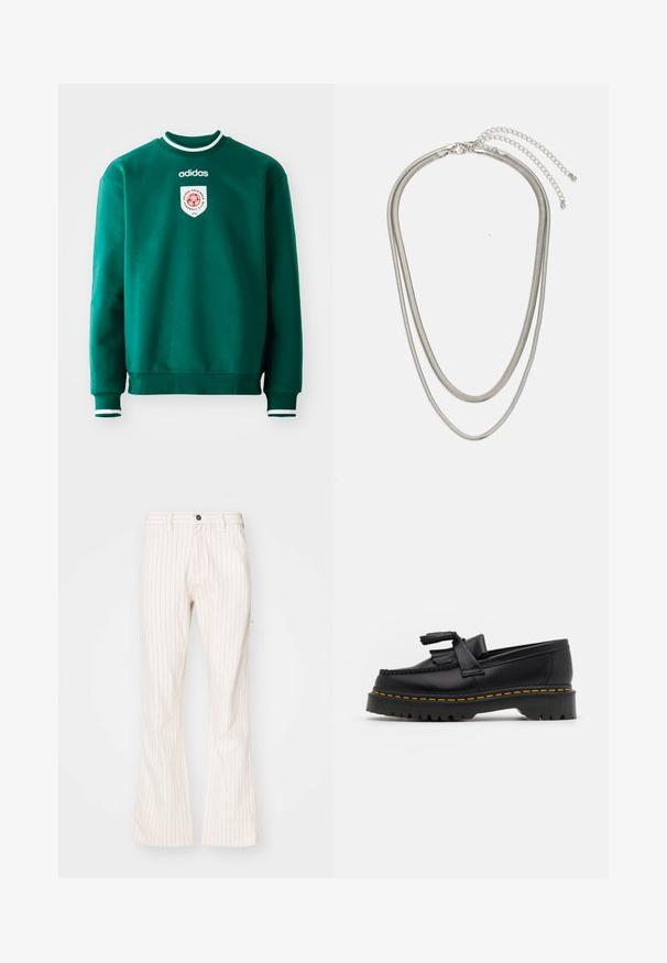Sweatshirt verde com um decote redondo, detalhes brancos na gola e punhos, apresentando um logótipo circular no peito. Feito de material suave e texturizado.; Calças de corte fluido em tom creme, com riscas verticais vermelhas, apresentando fecho de botão, bolsos laterais e um tecido de textura suave.; Mocassim de couro preto com um detalhe de franjas, apresentando uma sola preta robusta e costura amarela ao longo da borda. Acabamento texturizado.; Colar de metal prateado em três camadas, com correntes flexíveis e elegantes que possuem um leve brilho, fechado com um fecho de lagosta e corrente ajustável.