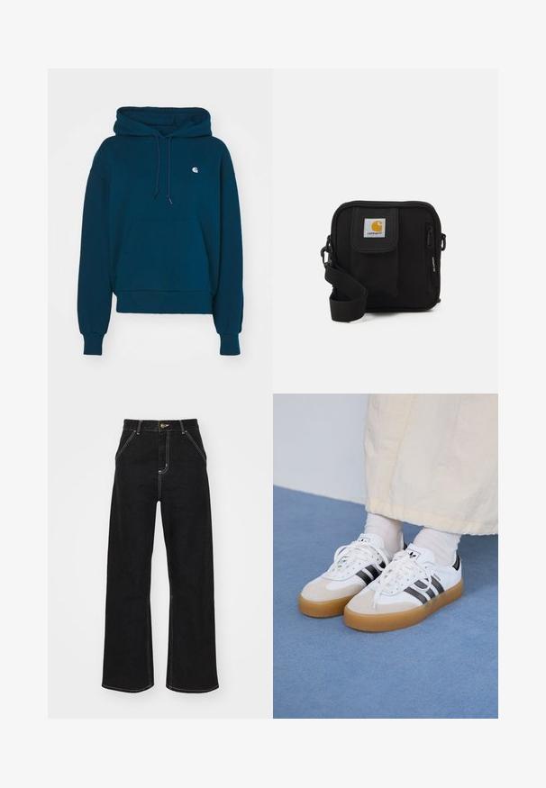 Navy blauwe hoodie met een trekkoordkap, kangoeroezak, ribgebreide manchetten en zoom; is voorzien van een klein logo op de borstzak.; Zwarte wijde jeans van denim, met contrasterende witte stiksels en een sluiting met knoop aan de voorkant, voorzien van twee schuin geplaatste zakken aan de voorkant.; Witte sneakers met zwarte strepen en beige suède accenten. Voorzien van een gestructureerde gumzool en platte witte veters, gedragen met lichtgekleurde sokken.; Zwarte schoudertas met een rits hoofdcompartiment, voork pocket, verstelbare strap en een zichtbaar logo op de klep.