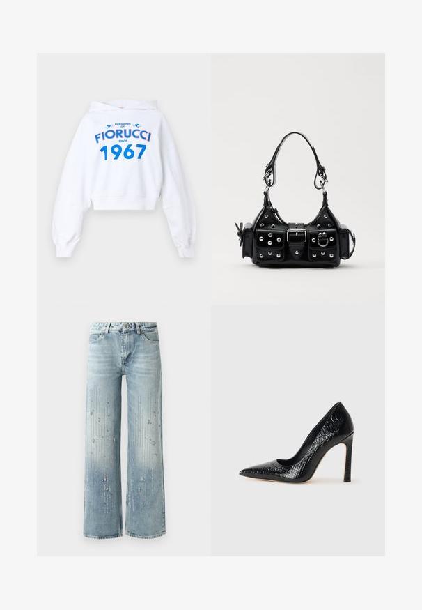 Biela skrátená mikina s dlhými rukávmi, s modrým a červeným textom: "SNIŽENIE O FIORUCCI OD ROKU 1967" a dvomi modrými akcentmi.; Svetlomodré nohavice s širokými nohavicami vyrobené z denimu, so stupňovitým farebným efektom a ozdobami zo strieborných kryštálikov usporiadaných vo vertikálnom vzore.; Čierna lodička s špicatou špičkou a lakovanou textúrou krokodíla, s elegantným dizajnom, vysokým stiletto podpätkom a hladkým čiernym interiérom.; Čierna kožená kabelka s zakriveným dizajnom, doplnená striebornými cvočkami, prackou a dvoma bočnými vreckami. Nastaviteľný popruh poskytuje rôzne možnosti nosenia.
