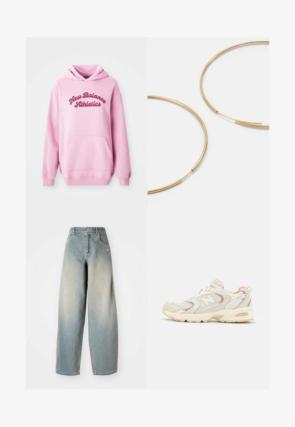 Felpa con cappuccio rosa, dotata di tasca a marsupio frontale e testo "New Balance Athletics" in rosa scuro sul petto.; Jeans a gamba larga in denim azzurro chiaro con un finish sbiadito. Presentano tasche anteriori, chiusura con bottone e un logo discreto sulla vita.; Scarpe sportive beige con sovrapposizioni in mesh e materiale sintetico, dotate di una superficie testurizzata, colletto imbottito e ammortizzazione "ABZORB" nel tallone.; Orecchini a cerchio color oro, sottili e rotondi, con una finitura metallica liscia e senza decorazioni o motivi.