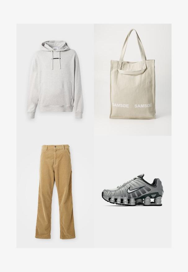 Világosszürke kapucnis pulóver puha anyagból. Elöl zsebes, húzózsinóros kapucnival rendelkezik, és fekete színű szöveges logó található a mellkason. Az ujjak bordázottak.; Barna kordbársony nadrág elülső zsebekkel, övszalagokkal, gombos záródással és egyenes szabással, fehér háttéren elterítve.; Szürke és fekete Nike futócipő, látható rugós párnázással a talp alatt és fehér swoosh logóval az oldalon.; Világos bézs színű vászon bevásárlótáska, két fogantyúval, az elején fehér "SAMSOE" logóval. Téglalap alakú, egyszerű dizájnnal.