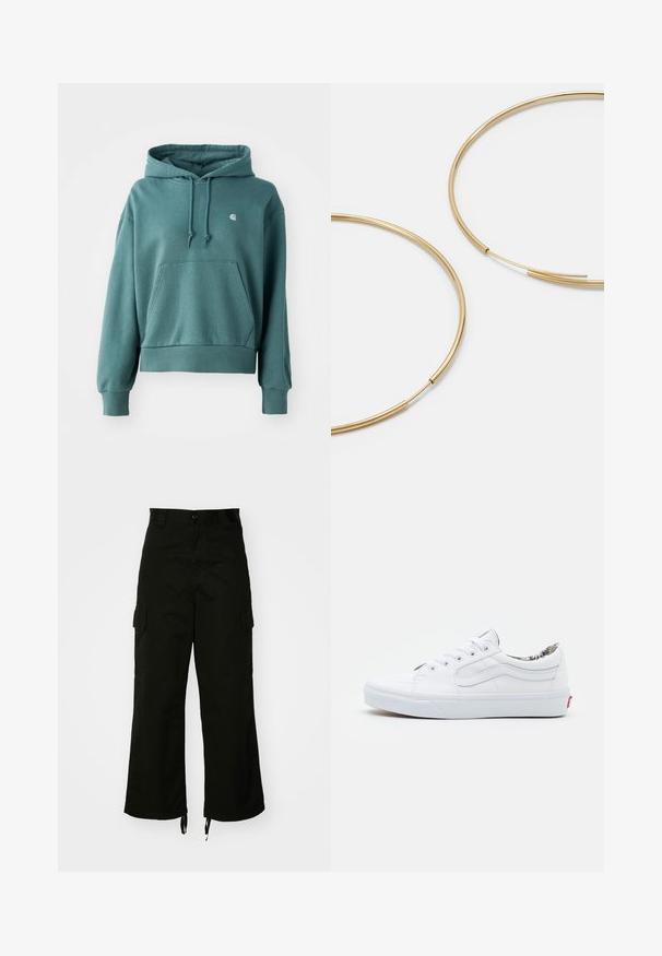 Teala krāsas kapučinājs, kas izgatavots no mīksta auduma, ar iepakojuma kabatu, elastīgām piedurknēm un mazu logotipu uz krūtīm.; Melnas kokvilnas cargos bikses ar platām kājām, sānu kabatām un ar auklām regulējamām apakšmalām. Dizains ietver pogu aizdari jostasvietā.; Baltas audekla sporta apavi ar zemu topu, apaļu purngalu, sasaistes aizdari, mīkstinātu apkakli un rakstainu iekšējo oderi. Sarkans logo uz papēža.; Zelta krāsas auskari gredzena formā, plāni un apaļi, ar gludu metāla apdari un bez rotājumiem vai zīmējumiem.