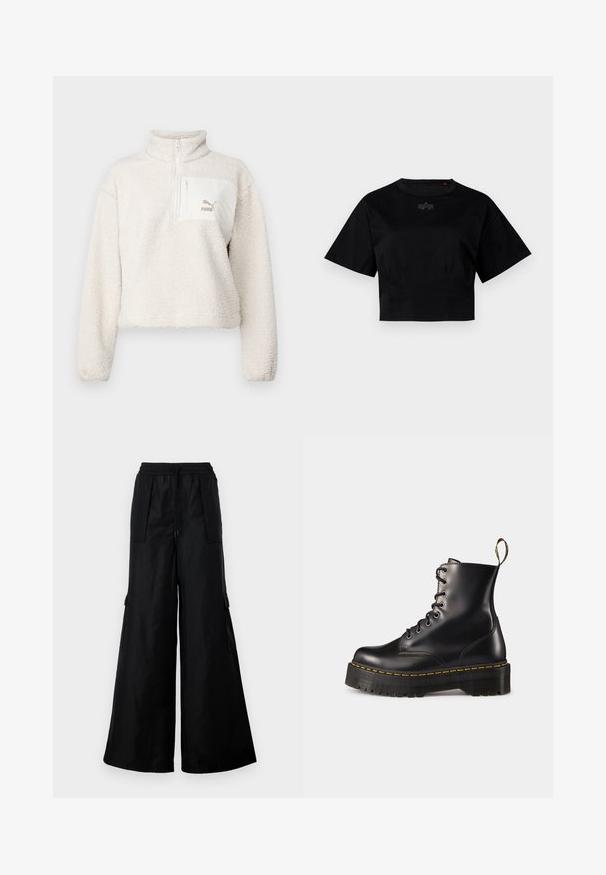 Lichtgekleurde fleece pullover met een hoge kraag en een halve ritssluiting. Beschikt over een voorzak en een klein logo op de zak. Zachte textuur.; Zwarte cropped t-shirt van katoen. Heeft korte mouwen en een ronde halslijn. Bevat een subtiele logo-detail op de borst.; Zwarte cargo-broek met wijde pijpen, gemaakt van een gladde, lichte stof. Beschikt over een elastische tailleband, een trekkoord en zijvakken.; Zwarte leren veterschoenen tot de enkel met een robuuste zwarte zool en gele stiksels. Kenmerkend zijn de trekloop aan de achterkant en de ronde metalen oogjes.