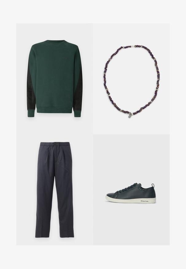 Grön sweatshirt med rundhalssnitt, svarta sidopaneller och diskreta logodetaljer i svart på bröstet. Mjukt, strukturerat tyg.; Mörk marinblåbyxor av mjukt tyg med veckad design fram och elastisk midja. Har en knappstängning och rak benöppning.; Mörkblå lädersneaker med en slät finish, rund tå, sex ögla snörning och kontrasterande vit gummisula. Har varumärke på sidan.; Mångfärgad pärlcollier med mörkblå, röda och gula pärlor, inbäddade med silverdetaljer och en hängande charm.