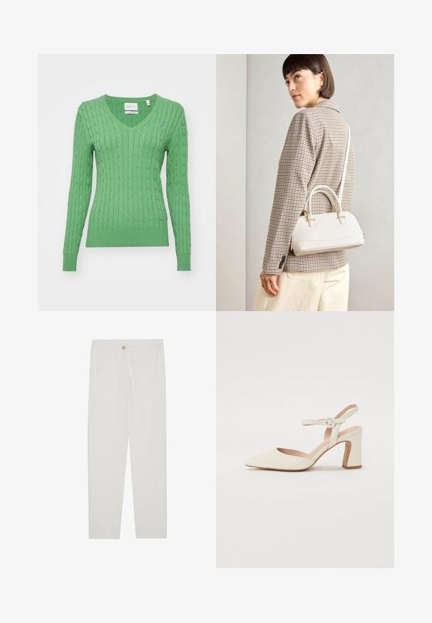 GANT CABLE V NECK - Svetr - seacrest green; Bílé kalhoty na míru s rovnými nohavicemi, se zapínáním na knoflík, poutky na opasek a bočními kapsami; hladká struktura látky.; Kopie s špičatou špičkou, krémové lodičky s blokovým podpatekem. Obsahuje tenký pásek kolem kotníku s kulatou sponou a hladkou koženou texturu.; Bílá strukturovaná kabelka s krátkými uchy a ramenním popruhem, zdobená zlatými kovovými prvky a texturovaným materiálem, vystavená na šedém pozadí.