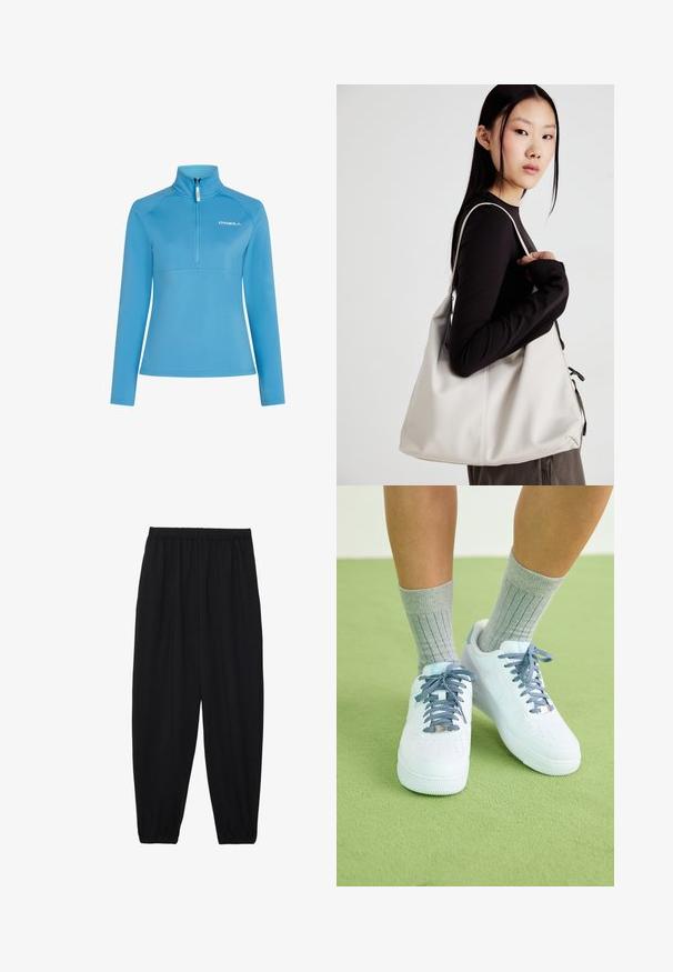 Pullover in pile azzurro chiaro con colletto alto, chiusura a zip quarti e maniche lunghe. Presenta una cucitura orizzontale sul petto.; Pantaloni neri leggeri con vita elastica e caviglie arricciate. Il tessuto è liscio e presenta un design rilassato e affusolato.; Sneaker bianche in pelle con accenti blu, design della punta perforato e lacci a trama blu e bianca, indossate con calze grigie a coste.; Borsa a mano beige realizzata in materiale morbido, caratterizzata da un design morbido, dettagli cuciti e due manici. Adatta per l'uso quotidiano.