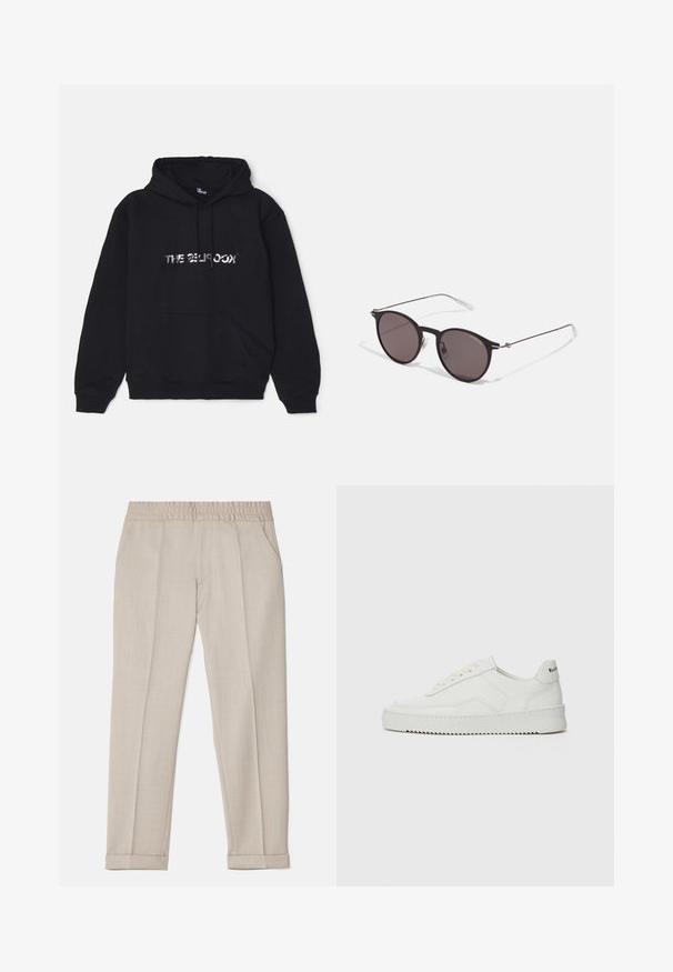 Svart hettegenser laget av myk, tykk stoff. Har en lomme foran, snorhette og et metallisk tekstlogo i midten.; Filippa K TERRY CROPPED TROUSERS - Bukse - sage melange; Hvite lærersneakers med en jevn overflate, rund tå, flate lisser og en teksturert såle. Har en subtil logo på hælen.; Sorte, runde solbriller med mørke linser og slanke metalarmer. Inkluderer klare temple tips og sølvfargede detaljer ved hengslet. Minimalistisk design.