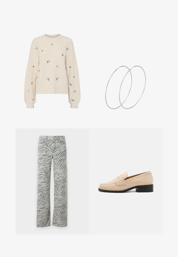 Beige svetr s ribovanou texturou, zdobený modrou květinovou výšivkou. Kulatý výstřih a volné dlouhé rukávy.; Světle šedé džíny s vzorem tygřích pruhů v tmavě šedé barvě. Mají rovný střih a tradiční denimové prošití.; Béžové kožené mokasíny s krokodýlí texturou, s čtveratou špičkou a třemi kovovými hvězdicovými akcenty na vrchu. Černý nízký podpatek.; Stříbrné kruhové náušnice s minimalistickým designem. Kruh, hladký povrch a tenký profil. Lehká konstrukce s lesklým povrchem.