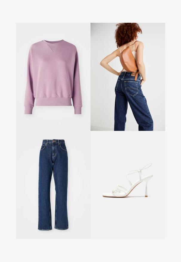 Fialová mikina vyrobená z měkké látky; má žebrovaný výstřih, dlouhé rukávy a elastické manžety. Diskrétní logo na spodním lemu.; Tmavě modré džíny s vysokým pasem a rovnými nohavicemi, s předním zapínáním na knoflík a zip, a viditelným šitím na kapsách a švech.; Bílé sandály na vysokém podpatku s tenkým páskem kolem kotníku, plochou špičkou, texturovaným předním dílem s nařasenými detaily.; Hnědý kožený batoh s unikátním zakřiveným designem. Nesený diagonálně, spárovaný s modrými džíny s vysokým pasem, které mají žluté švy.