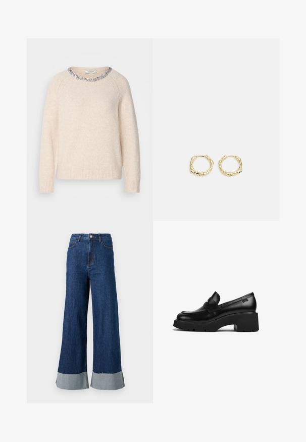 Jasno beżowy sweter z okrągłym dekoltem, ozdobiony kołnierzykiem z srebrnych koralików, z prążkowanymi mankietami i dołem, wykonany z miękkiej, teksturowanej tkaniny.; Szerokie dżinsowe spodnie w ciemnoniebieskim odcieniu z kontrastującymi jasnoniebieskimi mankietami oraz klasycznym pięciopocketowym krojem.; Czarne skórzane loafery na grubej podeszwie z szerokim obcasem i paskiem na górze, zaprezentowane z boku na białym tle.; Złote kolczyki w kształcie obręczy o teksturowanej, nieregularnej formie. Posiadają bezszwowe zapięcie oraz polerowane wykończenie, podkreślające nowoczesny design.