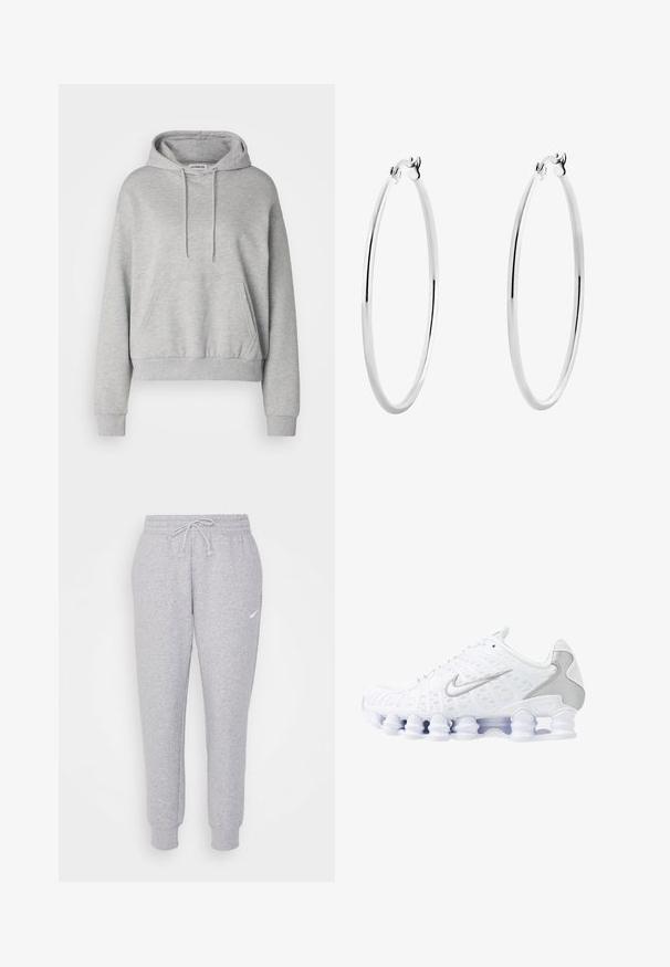 Grå hættetrøje lavet af bomuldsblanding, med en kængurulomme, snoretræk i hætten, lange ærmer samt ribstrikkede manchetter og kant.; Lys grå sweatpants med snor i taljen, tapered ben og et lille hvidt logo på venstre lår. Fremstillet af et blødt, tekstureret stof.; Hvide atletiske sko med mesh-overdel, sølvfarvede detaljer og et unikt spiral-såledesign. Har polstret krave og snørebåndslukning for en god pasform.; Sølv øreringe med en glat, poleret overflade og en sømløs design, der har afrundede kanter og en sikker lukning.