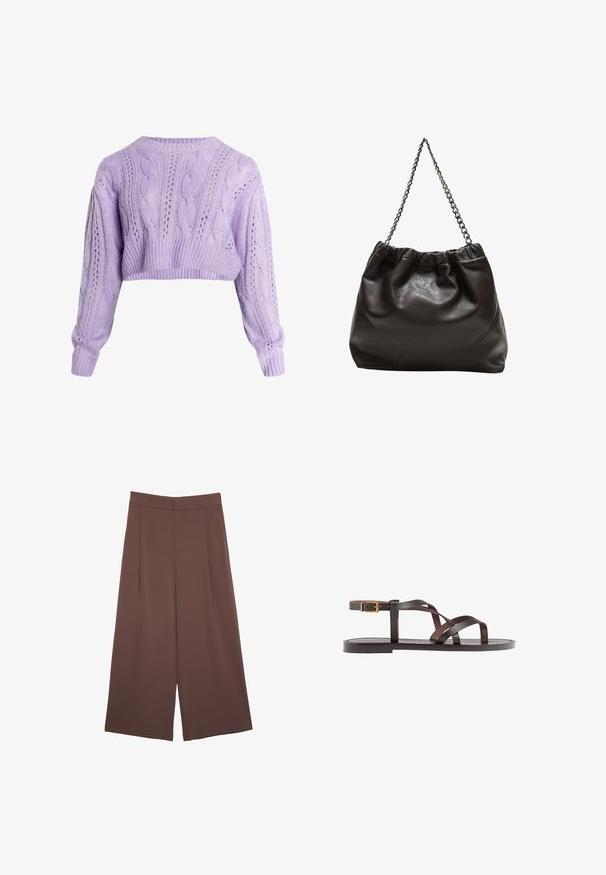 Kurzes Lavendel-Strickpullover mit langen Ärmeln, der offene Muster und gerippte Säume aufweist, aus weichem, strukturiertem Garn gefertigt.; Braune Weite-Leg-Hosen mit einer glatten Textur, hoher Taille und Vorderfalten. Der Stoff ist leicht und fällt locker.; Braune Leder-Sandale mit überkreuzten Riemen, einem Knöchelriemen mit Schnalle und einer flachen Sohle mit minimalen Nähdetails.; Braune Lederhandtasche mit gerafftem Oberteil und Kettenriemen. Glatte Textur mit glänzendem Finish und subtilen Nahtdetails an den Seiten.