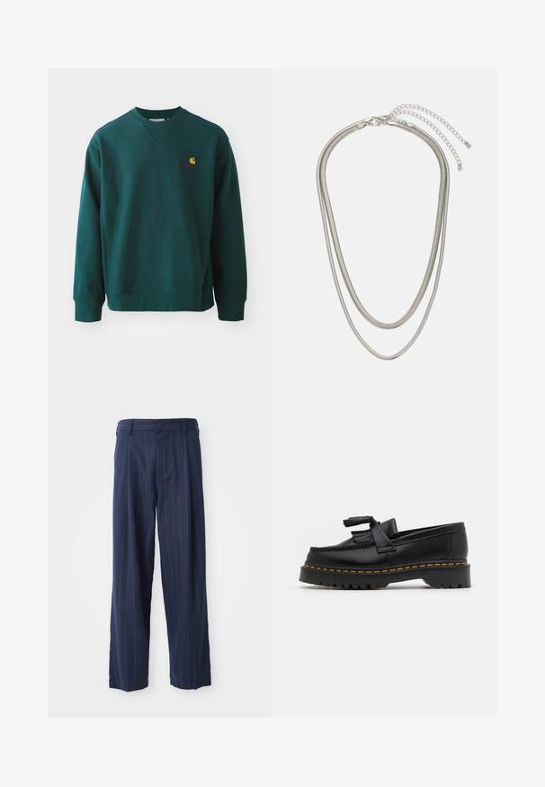 Mørkegrøn sweatshirt lavet af bomuld, med en ribbet rund halsudsmykning, lange ærmer og et lille Carhartt-logo på brystet.; Marineblå stribede bukser lavet af tekstureret stof; har en knaplukning, sidelommer og et afslappet fit design.; Sort læderloafer med en frynsedetalje, der har en kraftig sort sål og gul syninger langs kanten. Teksturert overflade.; Tre-lags sølvmetal halskæde med slanke, flexible kæder med en let glans, sikret med en hummerlås og justerbar kæde.