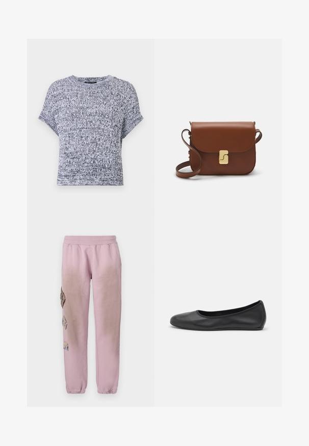 Kurze Ärmel, Rundhalsausschnitt Pullover in einem schwarz-weißen Strickmuster. Weiche Textur mit lässiger Passform und umgeschlagenen Bündchen, geeignet für legere Anlässe.; Weißes kurzärmliges T-Shirt aus geripptem Stoff. Runder Halsausschnitt, normale Passform und dezente Nähte. Keine Muster oder Grafiken.; Rosa Sweatpants mit elastischem Bund, verziert mit dekorativen Patches in Diamantform auf der linken Seite und elastischen Bündchen an den Knöcheln.; Schwarze Leder-Ballettschuhe mit abgerundeter Spitze, glatter Textur, minimalen Nähdetails und einem flexiblen Sohlen-Design.; Braune Ledertasche mit Klappenverschluss, Beschlägen in Goldfarbe, einem Schultergurt und einer glatten Oberfläche. Kompakte rechteckige Form.
