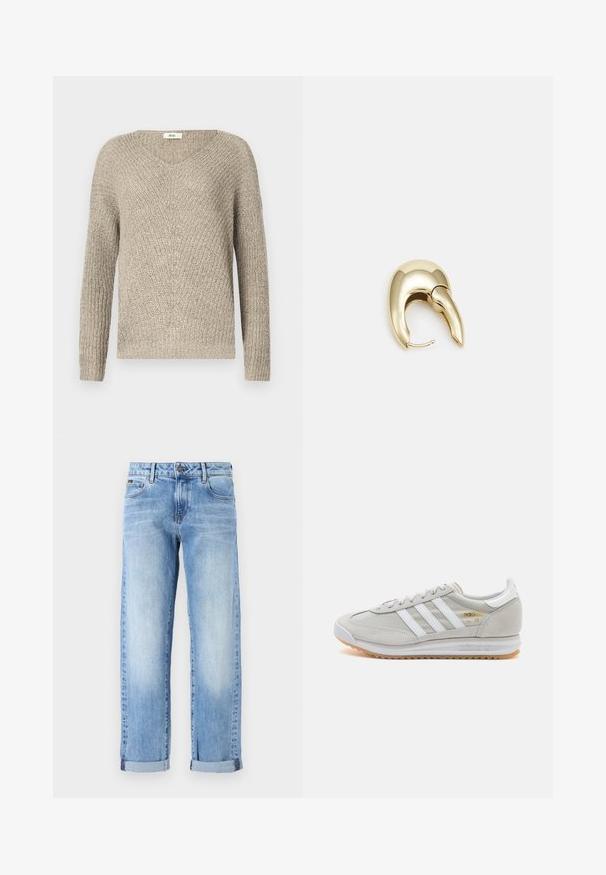 Hellbeige Strickpullover mit V-Ausschnitt, langen Ärmeln und einem strukturierten Muster sowie gerippten Bündchen und Saum.; Hellblaue Jeans aus Denim mit hochgekrempelten Säumen, Knopf- und Reißverschluss vorne sowie klassischem Five-Pocket-Design auf weißem Hintergrund.; Hellgraue Sneaker aus Wildleder und Mesh, mit drei weißen Streifen, runder Zehenpartie und einer Sohle aus Gummi. Goldenes Logo-Detail nahe der Schnürsenkel.; Ohrringe aus goldfarbenem Metall mit einem schlanken, geschwungenen Design. Sie verfügen über eine markante, spitze Form, eine polierte Oberfläche und einen Scharnierverschluss.