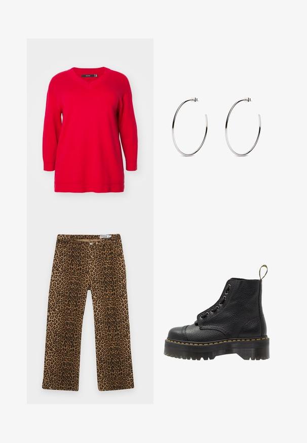 Czerwony sweter z długim rękawem i dekoltem w serek, o luźnym kroju i ściągaczach na rękawach, wykonany z miękkiej dzianiny.; Trzy długie bluzki z rękawami w kolorach czarnym, szarym i białym, z dekoltem w kształcie litery V i skróconym fasonem. Wykonane z miękkiego, lekkiego materiału.; Spodnie w panterkę z brązowym i czarnym wzorem, prosta nogawka, klasyczny krój pięciu kieszeni. Wykonane z bawełnianej mieszanki.; Czarne skórzane botki za kostkę o fakturowanej powierzchni, okrągłym nosku, sznurowanym designie, żółtych szwach i grubej, żłobionej czarnej podeszwie.; Srebrne kolczyki nausznikowe o minimalistycznym designie, z gładkim, okrągłym kształtem i polerowanym wykończeniem, zamocowane na zapięcie na szpilkę.