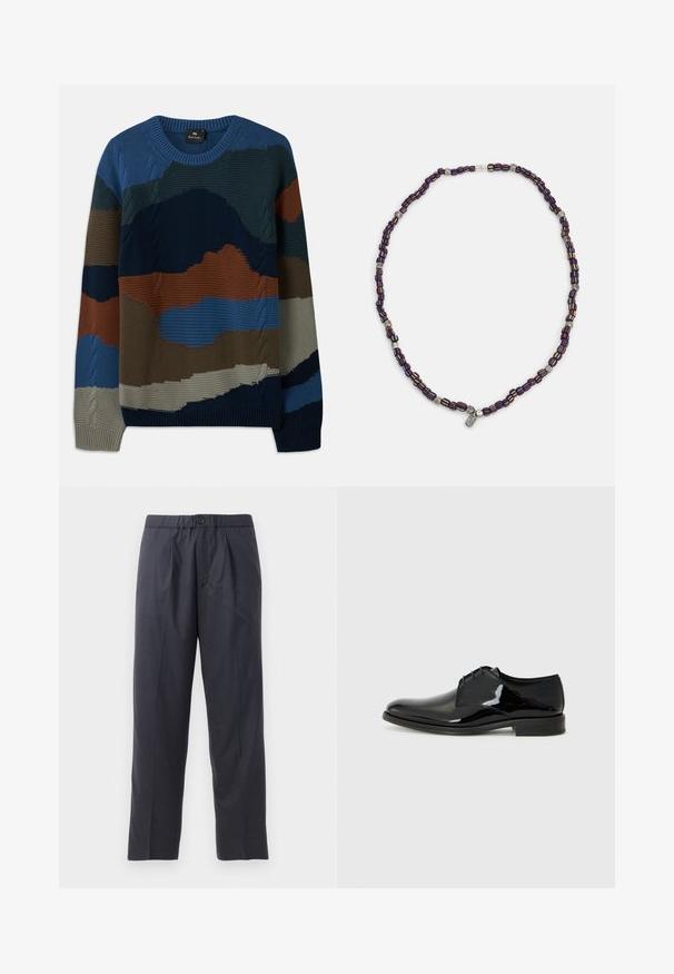 Pleteni pulover z okroglim izrezom in raznolikimi teksturiranimi vzorci v odtenkih modre, zelene, rjave in sive barve z kabelskimi detajli.; Temno modri hlače iz mehkega materiala z nabranim sprednjim delom in elastičnim pasom. Imajo gumbasto zapiranje in ravno krojene hlačnice.; Črne čevlje za obleke z visokim sijajem iz lakirane usnje, zaobljenim nosom in zunanjim šivanjem. Imajo nizko peto in vezalni sistem.; Večbarvna ogrlica iz perlic z temno modrimi, rdečimi in rumenimi perlicami, prepletenimi s srebrnimi poudarki in visečim čarom.