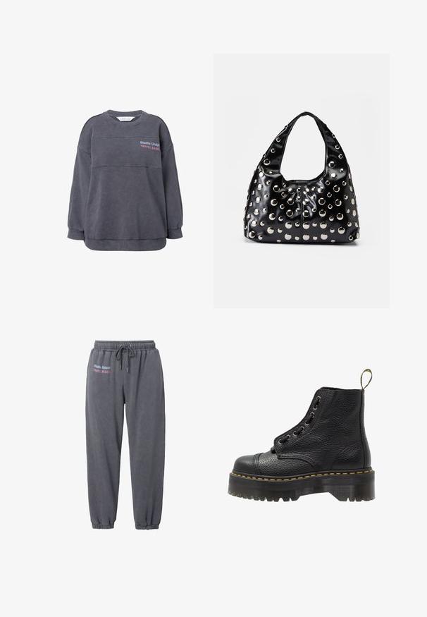 Felpa oversize grigio scuro con colletto e polsini a costine. Presenta dettagli di cucitura orizzontale e testo stampato in viola e rosso.; Pantaloni sportivi grigio scuro in un materiale morbido, con vita elastica, cordoncino e polsini arricciati. Include testo del marchio ricamato.; Stivale alla caviglia in pelle nera con superficie testurizzata, punta tonda, design con lacci, cuciture gialle e una suola piatta nera spessa e scanalata.; Borsa a mano in vernice nera con forma arrotondata, caratterizzata da borchie metalliche argento di varie dimensioni e una tracolla ampia per un trasporto facilitato.