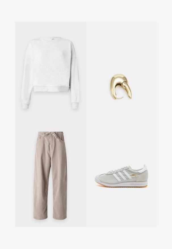 Sudadera de algodón gris con cuello redondo, hombros caídos y puños de canalé. Presenta un dobladillo corto y una tela suave y texturizada.; Pantalones de pana beige de corte holgado, con cinturilla ajustable, dos bolsillos frontales y textura de canalé vertical.; Zapatilla de color gris claro hecha de ante y malla, con tres franjas blancas, punta redonda y suela de goma. Acento en logo dorado cerca de los cordones.; Pendiente de metal en tono dorado con un diseño elegante y curvado. Presenta una forma puntiaguda distintiva, superficie pulida y cierre de bisagra.