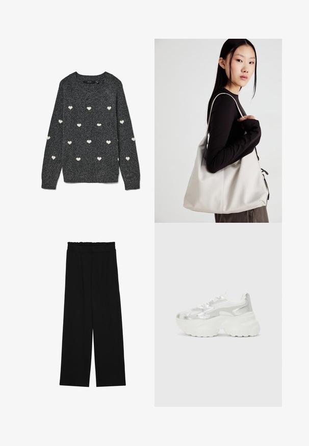 Pulover gri cu gât rotund și mâneci lungi, având un model repetat cu inimioare mici albe pe toată suprafața. Material moale și texturat.; Pantaloni largi negri cu un tiv volant, cu două buzunare laterale și un material neted, ușor. Fără modele vizibile sau accesorii.; Sneaker argintie cu un superior din plasă texturată și accente iridescente, având o talpă albă groasă și închidere cu șireturi.; Geantă bej din material moale, cu un design lejer, detalii cusute și două bretele pentru umăr. Potrivită pentru utilizarea zilnică.