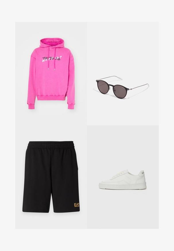 Różowa bluza z kapturem z regulowanym sznurkiem, ściągaczami na rękawach oraz grafika z napisem "CO TO JEST?" w kontrastowych kolorach z przodu.; Czarne sportowe szorty wykonane z miękkiego materiału, z elastycznym paskiem w talii oraz małym, żółtym logo EA7 na dolnej lewej nodze.; Białe skórzane sneakersy o gładkim wykończeniu, okrągłym nosku, płaskich sznurówkach i teksturowanej podeszwie. Charakteryzują się delikatnym logo na pięcie.; Czarne okrągłe okulary przeciwsłoneczne z ciemnymi soczewkami i smukłymi metalowymi ramkami. Zawierają przezroczyste końcówki zauszników oraz srebrne akcenty przy zawiasie. Minimalistyczny design.