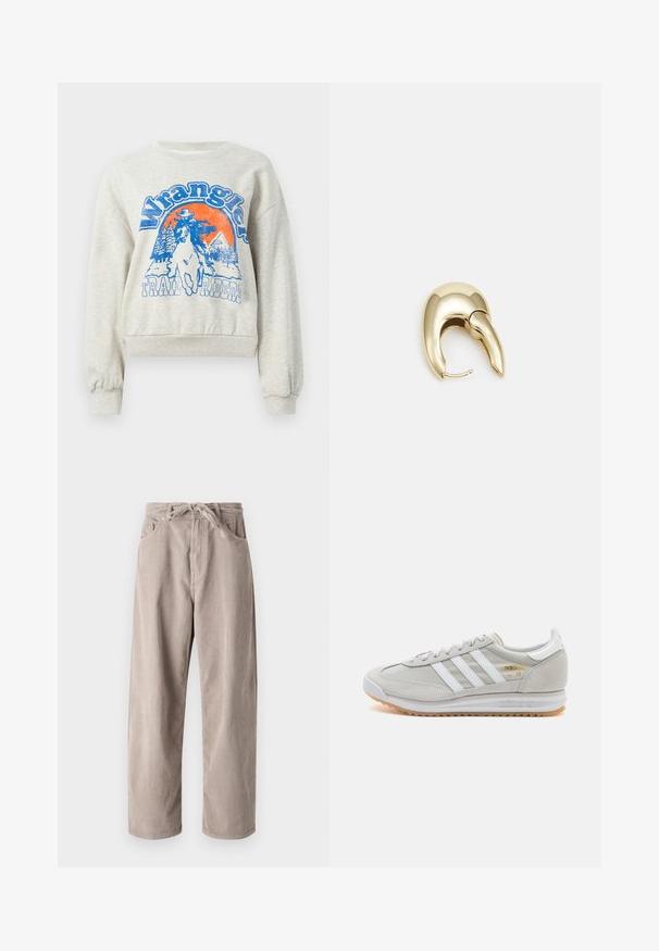 Vaaleanharmaa collegepaita, jossa on pyöreä kaula-aukko ja joustavat hihansuut. Siinä on sininen ja oranssi graafinen kuva cowboysta hevosen selässä sekä puita.; Beige corduroy-housut, joissa on löysä malli, piilovetoketjulla, kaksi etutaskua ja pystyribbattu pinta.; Vaaleanharmaat sneakerit, jotka on valmistettu mokasta ja verkosta, sisältäen kolme valkoista raitaa, pyöreän kärjen ja kumisen pohjan. Kultainen logo yksityiskohta nauhojen läheisyydessä.; Kultahipuinen korvakoru, jossa on sulavalinjainen, kaareva muotoilu. Ominaisuuksiin kuuluu erottuva terävä muoto, kiillotettu pinta ja sarana kiinnitys.