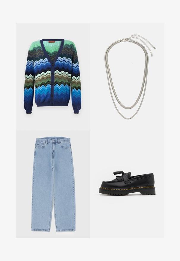 Flerfärgad zigzag-mönstrad cardigan. Tillverkad av stickad tyg, har en marinblå V-hals, knappstängning och ribbade ärmslut.; Ljusblå denimjeans med rak bendesign, midjehög midja, fem fickor samt knapp- och dragkedjestängning.; Svart läderloafer med en tofsdetalj, med en kraftig svart sula och gul söm längs kanten. Strukturerad yta.; Tre-lager silvermetallhalsband med eleganta, flexibla kedjor med en svag glans, säkrad med ett kräftklämma och justerbar kedja.