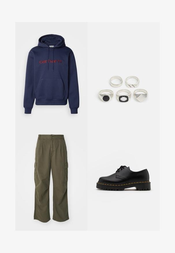 Granatowy bawełniany hoodie z przednią kieszenią, kapturem ze sznurkiem i czerwonym haftowanym logo "carhartt" na piersi.; Spodnie cargo w oliwkowym kolorze, wykonane z bawełny, z szeroką nogawką, plisami i bocznymi kieszeniami dla większej funkcjonalności.; Czarne skórzane buty na sznurówki z zaokrąglonym noskiem, teksturowaną gumową podeszwą i żółtym przeszyciem wokół podstawy. Płaski design i gładkie wykończenie.; Pięć srebrnych pierścionków: jeden z czarnym okrągłym detalem, jeden z białym i czarnym geometrycznym wzorem, a pozostałe o różnych kształtach i wykończeniach.