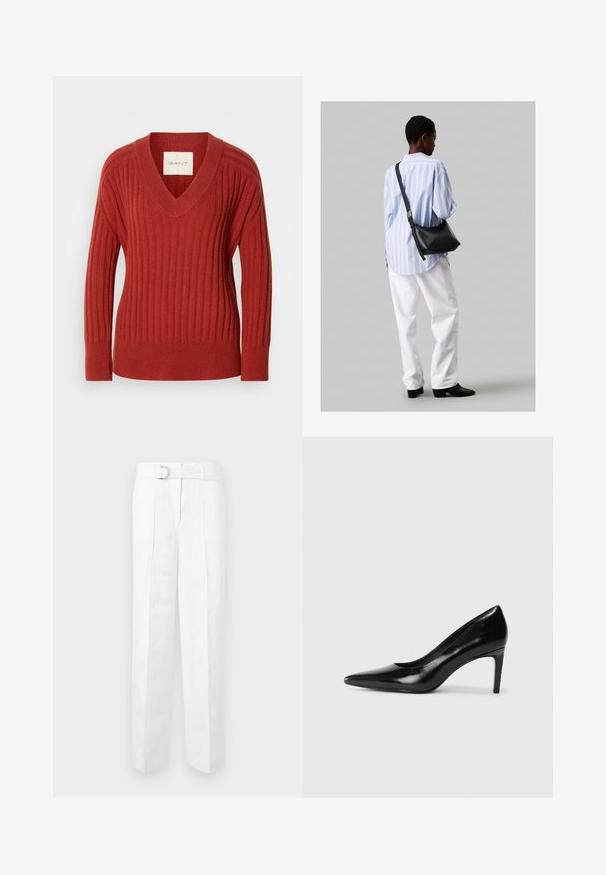 Roter gerippter Pullover mit V-Ausschnitt, langen Ärmeln und taillierter Passform. Hergestellt aus einem weichen, strukturierten Material. Etikett im Innenkragen sichtbar.; Weiße maßgeschneiderte Hose mit weitem Bein, Gürtelschlaufen und einem Gürtel mit einer silbernen Schnalle. Hergestellt aus leichtem Stoff mit einer glatten Textur.; Schwarzer Lederhochschuh mit spitzem Zehenbereich, glatter Textur und schmalem Absatz. Minimalistisches Design, keine zusätzlichen Verzierungen.; Schwarze Leder-Umhängetasche mit weicher Textur, dreieckiger Form und verstellbarem Tragegurt, kombiniert mit einem hellblauen gestreiften Hemd und weißen Hosen.