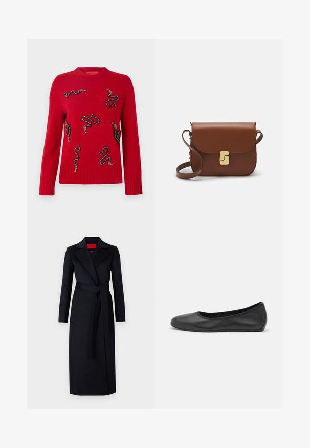 Czerwony sweter z dzianiny z dekoracyjnymi wzorami węża ozdobionymi koralikami, ściągaczami przy mankietach i u dołu oraz okrągłym dekoltem.; Czarny płaszcz trencherowy z długimi rękawami, zapinany nawiązującym do stylu okryciem, z dopasowanym paskiem. Wykonany z gładkiego materiału, z kołnierzem z wycięciem i bocznymi kieszeniami.; Czarne skórzane baletki z zaokrąglonym noskiem, gładką fakturą, minimalnymi przeszyciami i elastycznym designem podeszwy.; Brązowa skórzana torebka na ramię z klapką, złotymi detalami, paskiem na ramię i gładką teksturą. Kompaktowy prostokątny kształt.