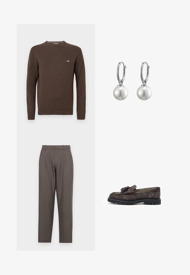 Brauner Strickpullover mit Rundhalsausschnitt, langen Ärmeln, gerippten Bündchen und Saum. Verfügt über ein kleines aufgesticktes Logo auf der Brust.; Jack & Jones JPSTBILL JJDAYTONA WIDE - Stoffhose - pavement; Dunkelgraue Wildlederslipper mit einem Quastenelement an der Vorderseite, flacher Gummisohle und kontrastierenden Nähten entlang der Kante.; Silberne Creolen mit großen, runden, weißen Perlen. Das Design bietet eine glatte Textur und einen sicheren Verschluss zur Befestigung.