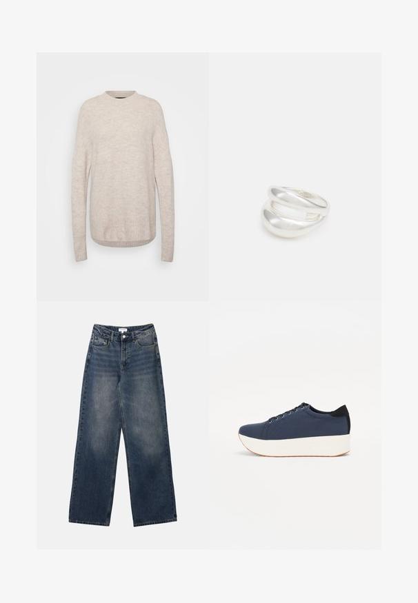 Maglione in maglia beige chiaro con colletto tondo, orlo a coste e maniche lunghe. Il tessuto ha un aspetto morbido e texture.; Jeans da uomo in denim blu a vita alta con gambe larghe, bottone e zip frontali, e tasche anteriori e posteriori.; Sneaker blu navy con tomaia in tessuto texturizzato, suola piatta bianca, punta arrotondata e accentuazione nera sul tallone. Presenta sei fori per i lacci.; Anello doppio in argento con superficie liscia e lucida. Presenta un design fluido e curvo con sezioni sovrapposte per un aspetto moderno.