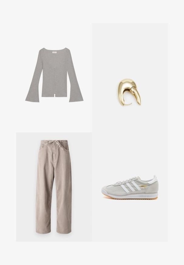 Graues, geripptes Oberteil mit langen, ausgestellten Ärmeln, tiefem V-Ausschnitt und einem Frontschlitz. Hergestellt aus einem weichen, dehnbaren Material.; Beige Cordhosen mit lockerer Passform, ausgestattet mit einem Kordelzugbund, zwei Fronttaschen und vertikal geripptem Muster.; Hellgraue Sneaker aus Wildleder und Mesh, mit drei weißen Streifen, runder Zehenpartie und einer Sohle aus Gummi. Goldenes Logo-Detail nahe der Schnürsenkel.; Ohrringe aus goldfarbenem Metall mit einem schlanken, geschwungenen Design. Sie verfügen über eine markante, spitze Form, eine polierte Oberfläche und einen Scharnierverschluss.