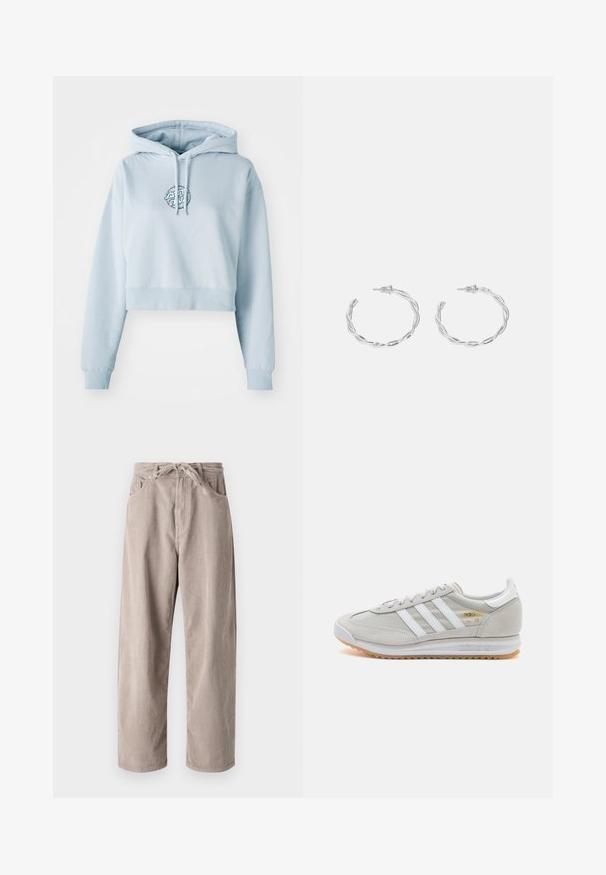 Sudadera corta de color azul claro hecha de un tejido suave. Presenta una capucha con cordones y un logotipo circular bordado en verde azulado en el pecho.; Pantalones de pana beige de corte holgado, con cinturilla ajustable, dos bolsillos frontales y textura de canalé vertical.; Zapatilla de color gris claro hecha de ante y malla, con tres franjas blancas, punta redonda y suela de goma. Acento en logo dorado cerca de los cordones.; Pendientes de aro de plata con diseño retorcido, que presentan un acabado pulido y cierre de presión. Miden aproximadamente 3 cm de diámetro.