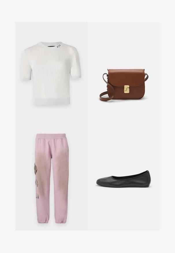 Suéter branco de manga curta com textura canelada e decote redondo, apresentando um detalhe do logotipo perto do colarinho e uma textura suave, ligeiramente brilhante.; Calças de fato de treino cor-de-rosa com um cós elástico, apresentando patches decorativos em forma de diamante no lado esquerdo e punhos elásticos nos tornozelos.; Bailarina preta em pele com bico arredondado, textura suave, detalhe de costura minimalista e design de sola flexível.; Bolsa de couro castanho com fecho de aba, decoração em tom dourado, alça de ombro e textura suave. Formato retangular compacto.