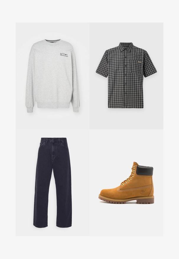 Grå sweatshirt laget av bomull, med lange ermer og rund hals. Inkluderer et trykt logo på venstre brystområde. Myk tekstur.; Kortermet skjorte i svart og hvitt rutete mønster, med krage som kan kneppes ned, frontlomme og et lite merkelapp på brystet.; Mørk vask denimjeans med bred ben silhuett, høy midje og fem lommer. Har klassisk knappe- og glidelås lukking.; Beige semskede ankelstøvel med svart polstret krage, gullmetalløyer, hvite sømdetaljer og robust gummisåle med påfallende mønster.