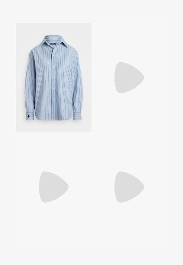 Lys blå skjorte med lange ermer og vertikale striper i hvitt og brunt, knappelukking foran, og en liten logo på venstre mansjett. Myk stofftekstur.; Mørkeblå denimskjørt med rett snitt, midtlengde, front knappelukking og subtile sømdetaljer. Nederkanten er litt opprevet.; Beige høyhælte sandaler med tynn ankelstropp og to stropper over. Glanset lakkfinish og detaljer i gull på ankelstroppen.; Brun teksturert lær crossover-veske med gullkjede-stropp og klaffelukking. Fronten har logo-detalj og en lomme under klaffen.