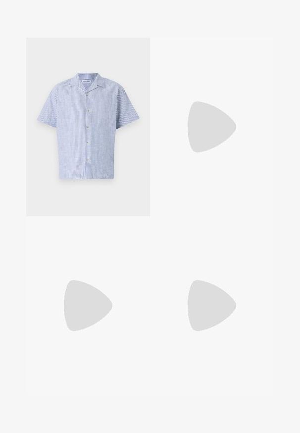 Skjorte med korte ermer i blå og hvite vertikale striper, med krage og fem knapper, laget av lett stoff.; Beige bomullsshorts med elastisk midje, to sidelommer og subtile sømdetaljer. Glatt tekstur, kne-lengde design.; Brune lærbåt sko med rund tå, teksturert såle, gull øyer, og sømdetalj langs overdelen for et klassisk design.; Brun lærveske til bærbar datamaskin med en strukturert overflate, doble topphåndtak, justerbar stropp og to frontspenner for ekstra detalj.