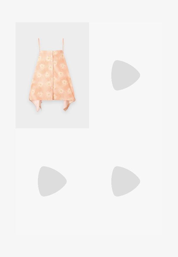 Top fără mâneci de culoare piersici, cu o închidere frontală cu butoane, având un model floral cu soare și un tiv curbat cu accente de culoare contrastantă.; Fustă galbenă, cu pliuri, realizată dintr-un material ușor. Prezintă o textură plisată și cusături decorative pe talie și pe margine.; Sandal cu toc negru, cu un design elegant, având curele subțiri și un accent frontal unic. Textură netedă, cu vârf ascuțit și toc de 7,5 cm.; Ochelari de soare negri, cu un cadru rectangular elegant și un accent cu logo auriu pe lateral. Lentile întunecate și finisaj lucios sunt proeminente.