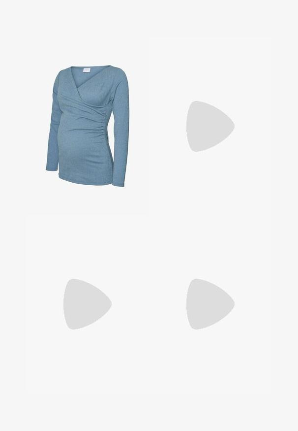 Zeleno rebrast dolg rokav nosečniški vrh z zavitim dizajnom, mehko teksturo in prilegajočo obliko, primeren za prilagajanje rastočemu trebuščku.; Majica za nosečnice z dolgimi rokavi iz svetlo modrega rebrastega materiala, z v-izrezom in nabranimi detajli spredaj in ob straneh.; Svetlo modri kavbojki z naravnim krojem, s srednjim položajem pasu, petimi žepi in kontrastnimi šivi.; Rdeča lakasta balerinka z zaobljenim nosom, okrasna naramnica s krožno sponko in gladka, sijoča površina.