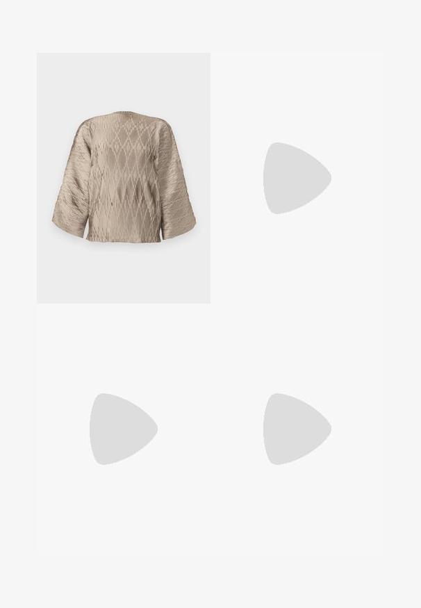 Blouse plissée beige avec une silhouette carrée, des manches larges et un motif de côtes texturé sur l'ensemble. Tissu lisse avec un éclat.; Pantalons à jambes larges vert olive en coton, avec un motif floral foncé, fermeture à bouton et ourlet droit.; Chaussure slingback pour femmes en imprimé léopard avec talon bas et boucle dorée sur la bride latérale, présentée en profil latéral sur fond uni.; Pochette en cuir beige plissé avec un cadre en métal argenté, dotée de deux fermoirs ronds décoratifs et d'une chaîne en argent.