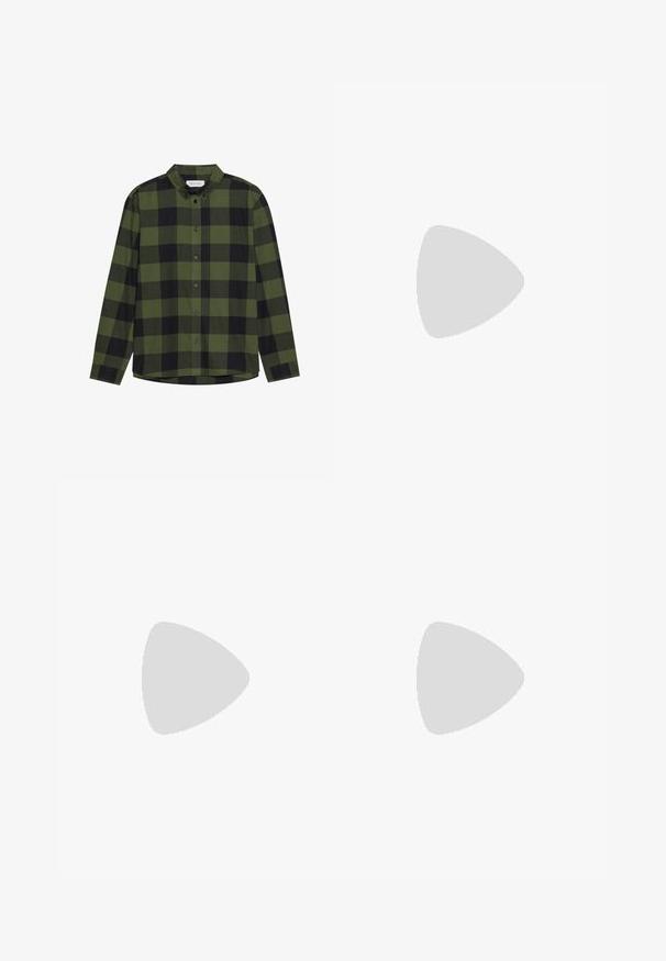 Groene en zwarte geblokte lange mouwen overhemd van zacht stof, met een button-down kraag en knopen aan de voorkant. Gemaakt in een aangesloten pasvorm met een gebogen zoom.; Beige katoenen t-shirt met korte mouwen, ronde hals en zwarte grafische print met het woord "ROME" op de voorkant.; Broek in licht olijfgroen, gemaakt van zachte stof. Heeft een elastische tailleband met een trekkoord en rechte, losse pijpen.; Bruine leren sneaker met een ronde neus, witte rubberen zool, vetersluiting en subtiele logodetails aan de zijkant. Gladde textuur.
